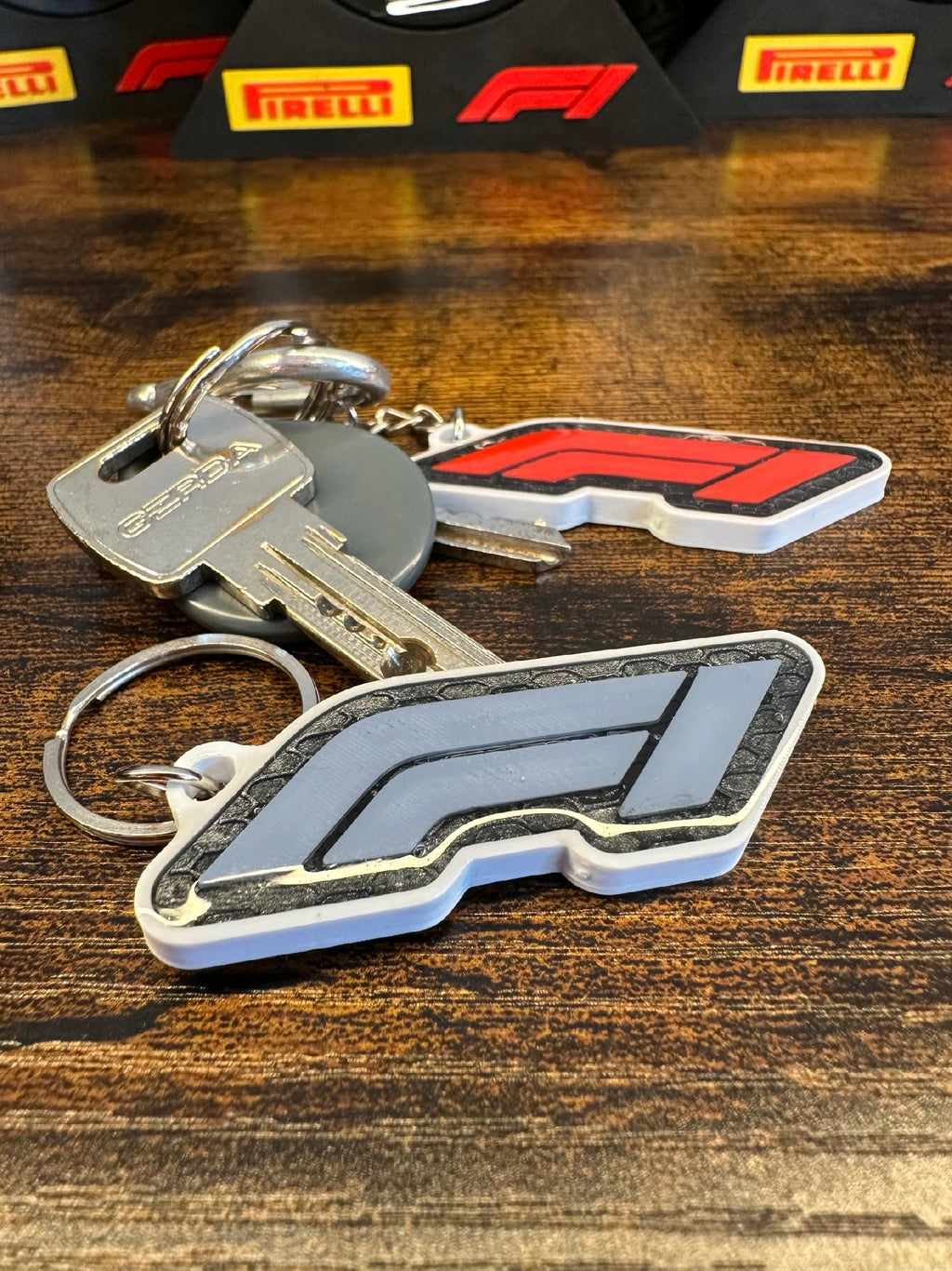 F1-Schlüsselanhänger: Harz, handgefertigt. Ideal als Geschenk. Gadget für Fans.