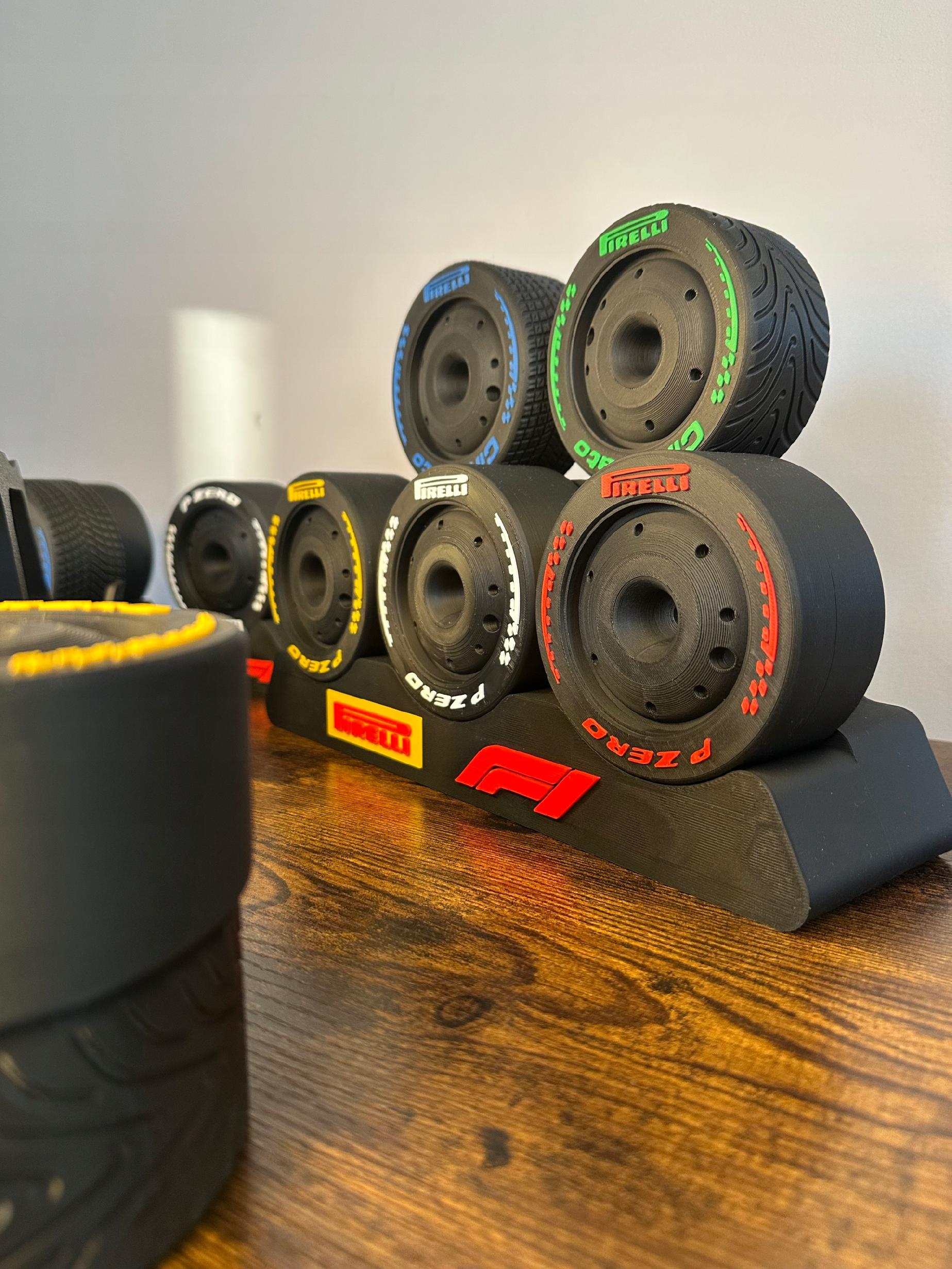 PEŁEN ZESTAW Opony koła F1 z ekspozytorem na biurko super prezent dla fana