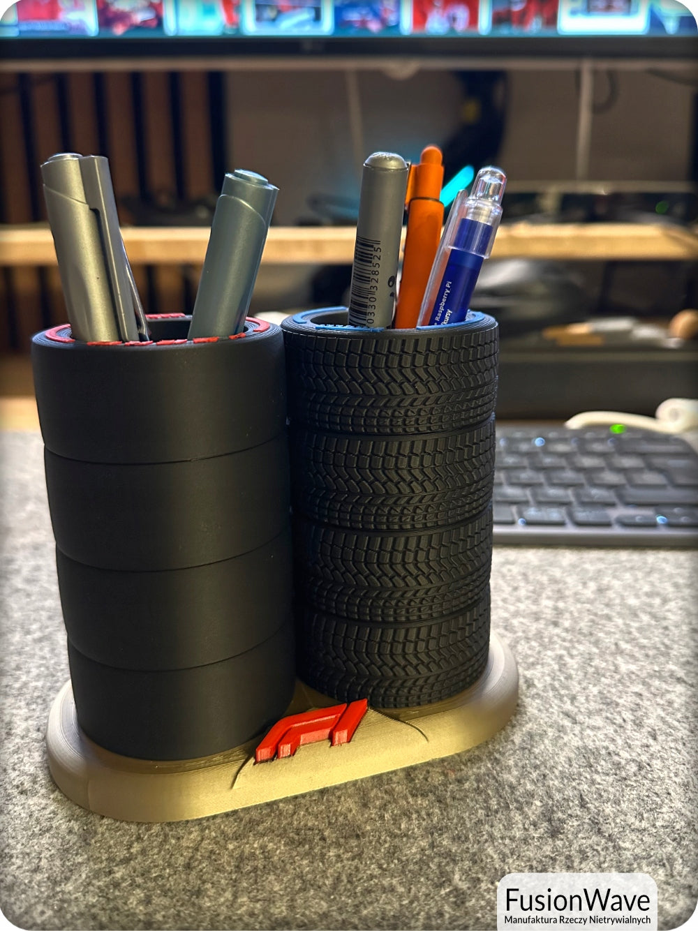 Organizer na Biurko F1 - Stojak na Długopisy Opony. Gadżet dla Fana | FW