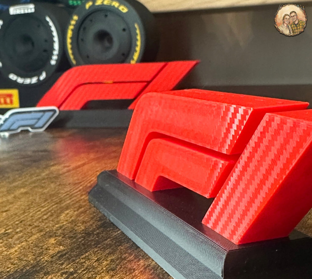 Geschenk für F1-Fans: Stehendes F1-Logo für den Schreibtisch. Carbon-Effekt