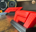 Geschenk für F1-Fans: Stehendes F1-Logo für den Schreibtisch. Carbon-Effekt