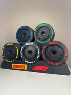 KOMPLETTES SET F1-Reifen mit Präsentationsständer für den Schreibtisch, tolles Geschenk für Fans