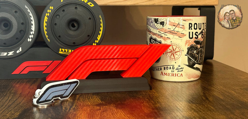 Geschenk für F1-Fans: Stehendes F1-Logo für den Schreibtisch. Carbon-Effekt