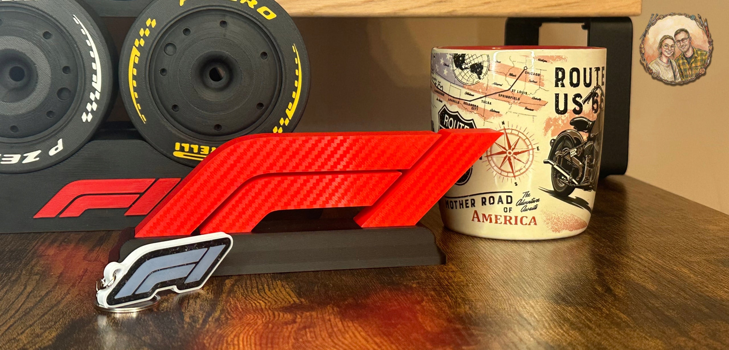 Prezent dla Fana F1: Stojące Logo F1 na biurko. Efekt Włókna Węglowego