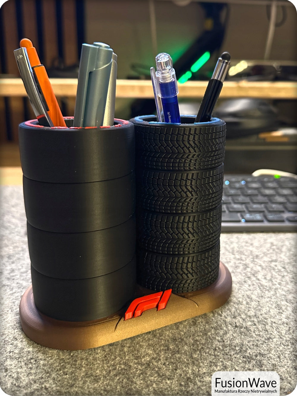 Organizer na Biurko F1 - Stojak na Długopisy Opony. Gadżet dla Fana | FW