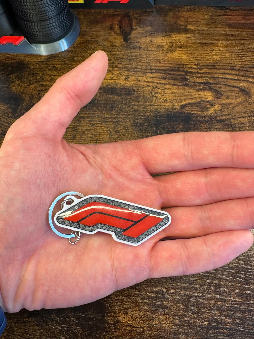 F1-Schlüsselanhänger: Harz, handgefertigt. Ideal als Geschenk. Gadget für Fans.