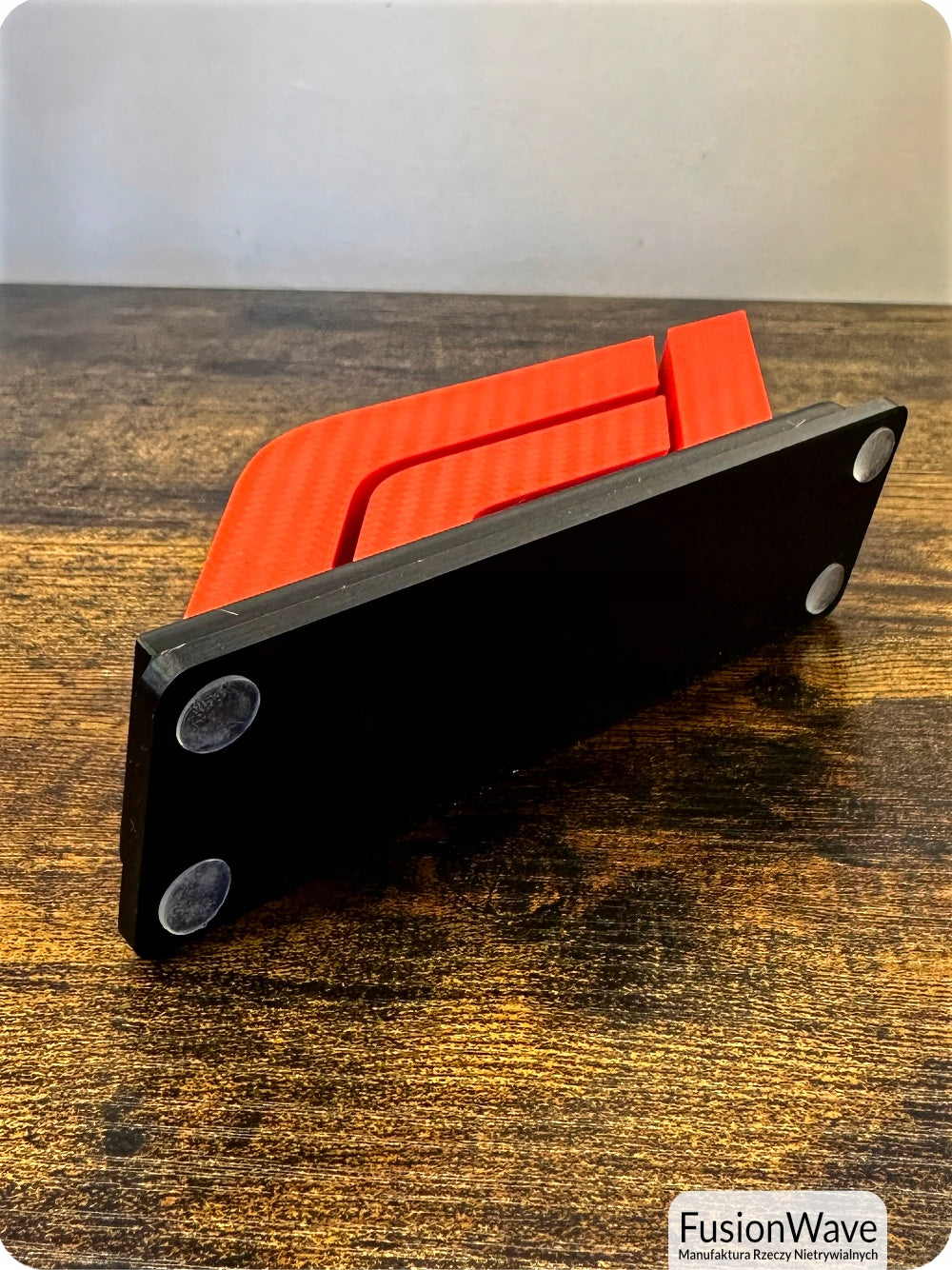 Geschenk für F1-Fans: Stehendes F1-Logo für den Schreibtisch. Carbon-Effekt