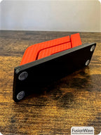 Geschenk für F1-Fans: Stehendes F1-Logo für den Schreibtisch. Carbon-Effekt
