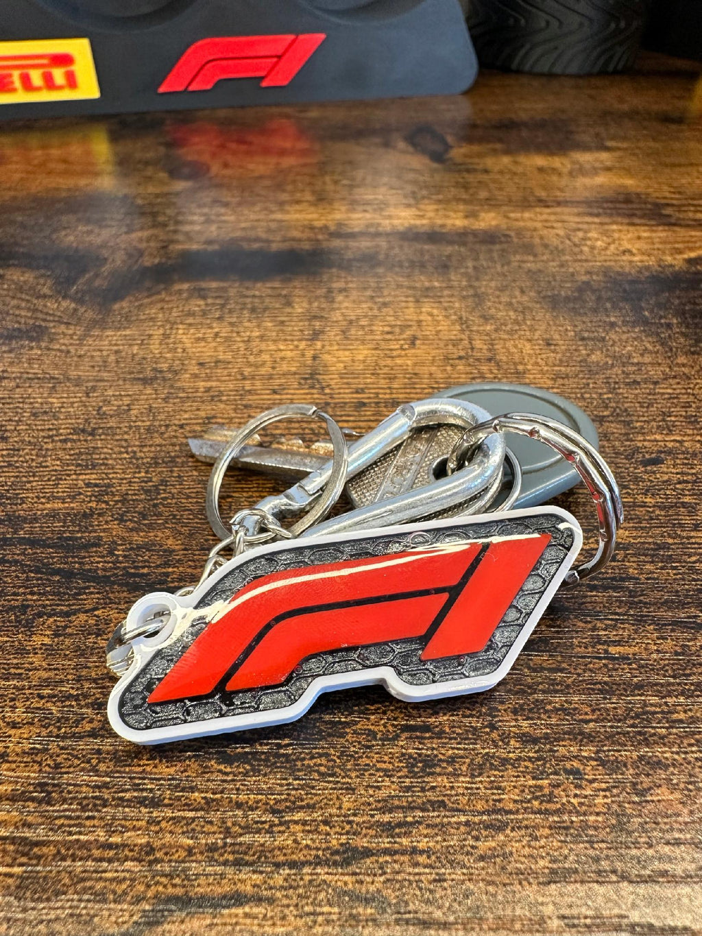 F1-Schlüsselanhänger: Harz, handgefertigt. Ideal als Geschenk. Gadget für Fans.