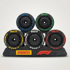 KOMPLETTES SET F1-Reifen mit Präsentationsständer für den Schreibtisch, tolles Geschenk für Fans