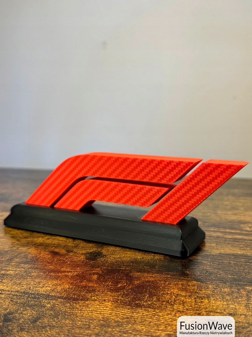 Geschenk für F1-Fans: Stehendes F1-Logo für den Schreibtisch. Carbon-Effekt