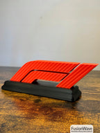 Geschenk für F1-Fans: Stehendes F1-Logo für den Schreibtisch. Carbon-Effekt