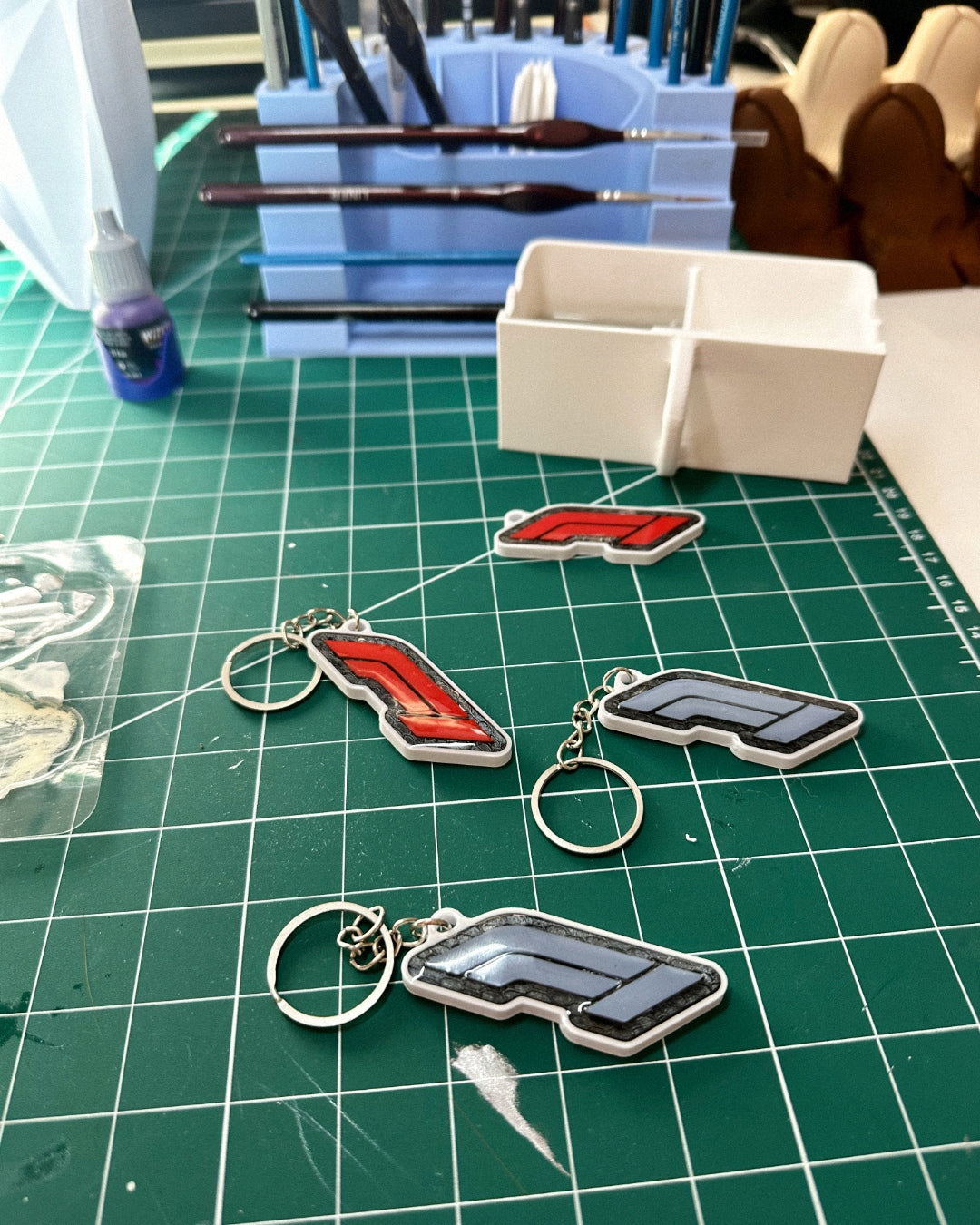 Brelok F1: Żywica, Ręczne Wykończenie. Idealny na Prezent. Gadżet dla fana