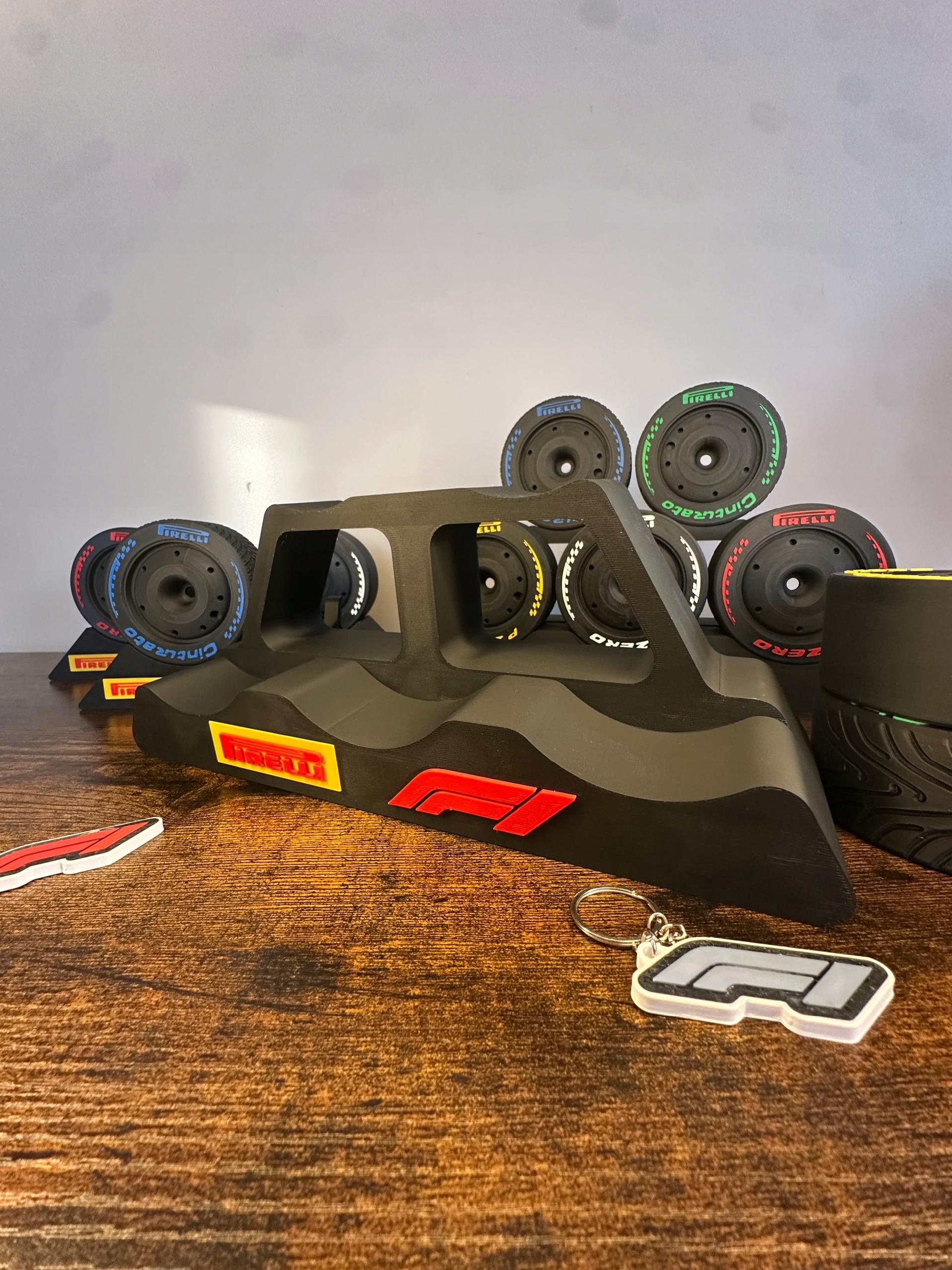 PEŁEN ZESTAW Opony koła F1 z ekspozytorem na biurko super prezent dla fana