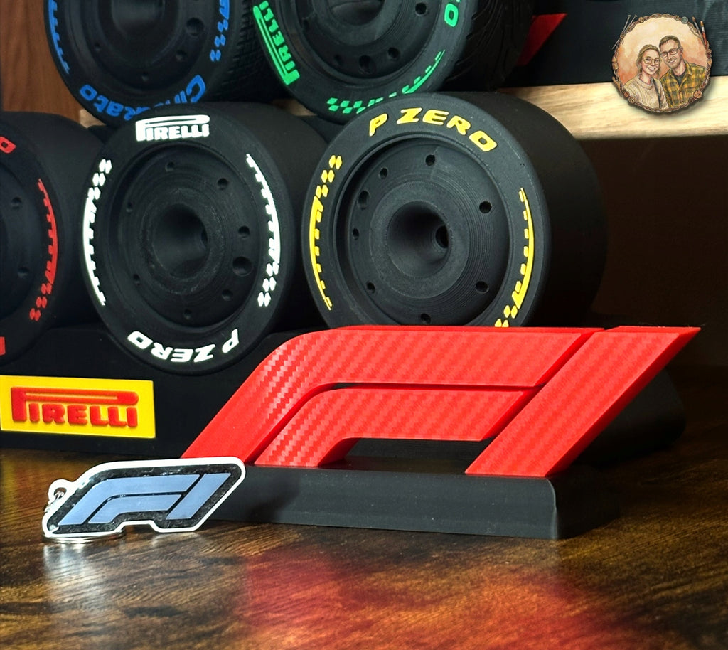 Geschenk für F1-Fans: Stehendes F1-Logo für den Schreibtisch. Carbon-Effekt